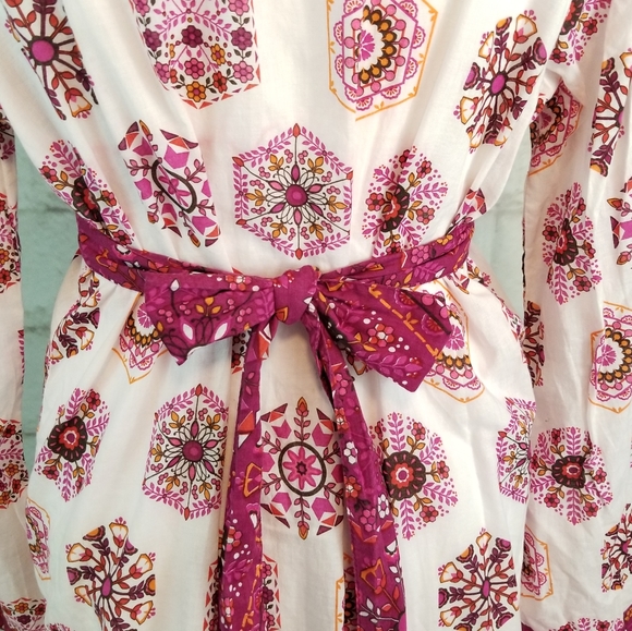 ๐จ๐ฆ V-Neck Snowflake Tunic Top - Picture 6 of 8